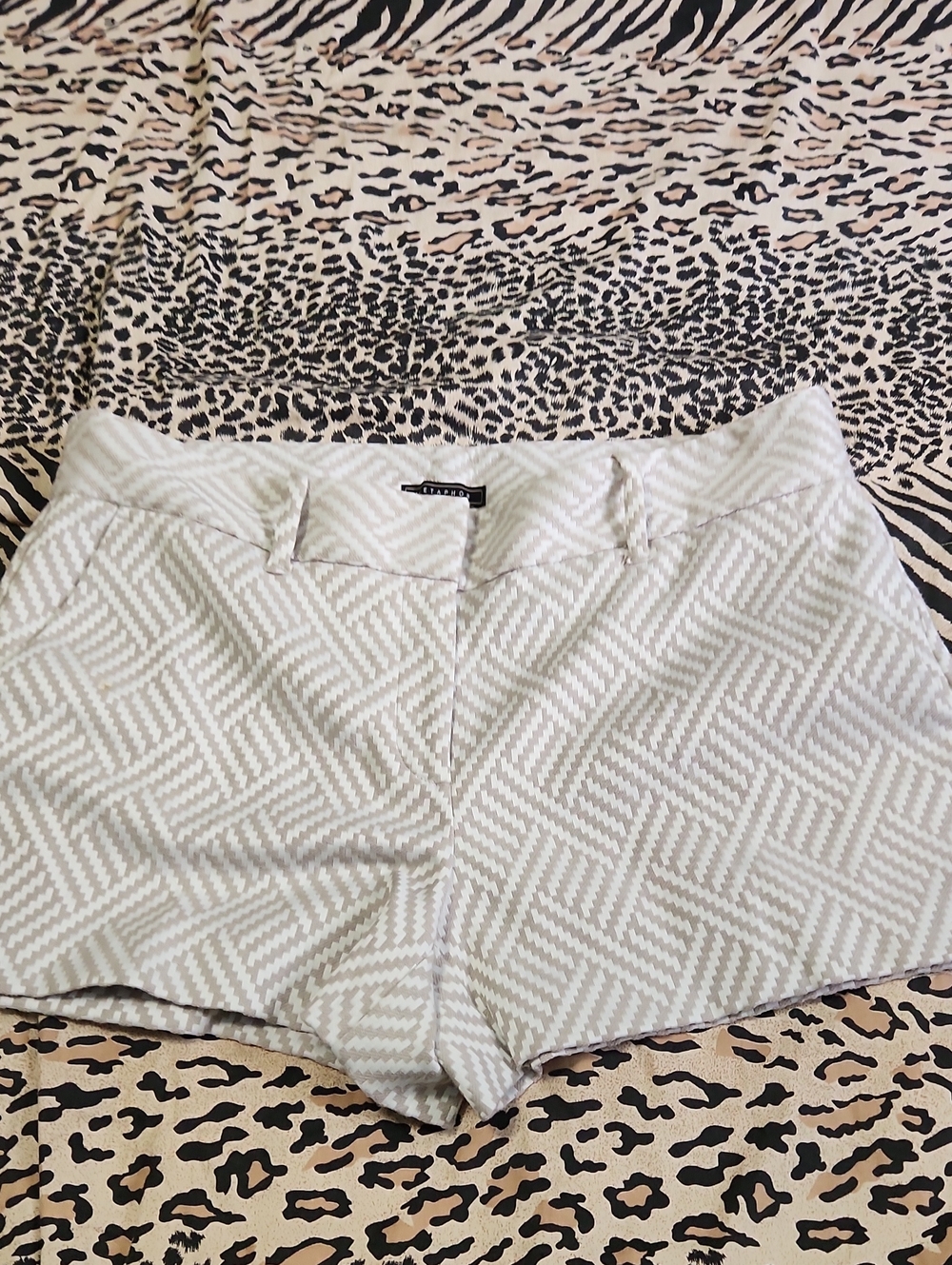 Metaphor tan /White Jacquard Chino-Print Shorts